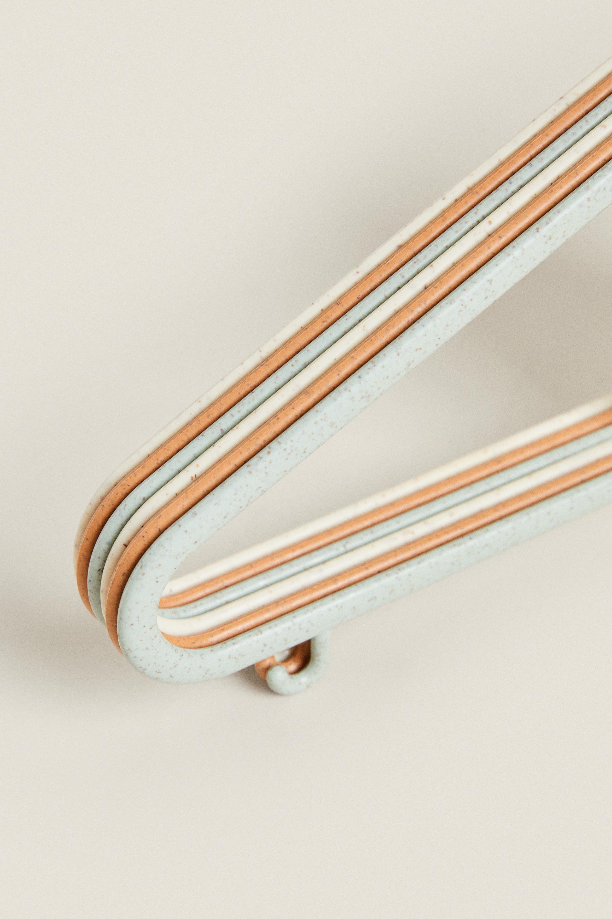 KIDS’ PASTEL HANGERS (PACK OF 6)
